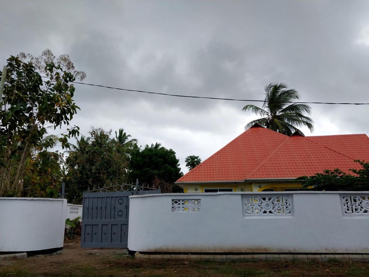 L&J Modern Backpackers Kigamboni Beach House Bed & Breakfast Dar es Salaam Exterior foto