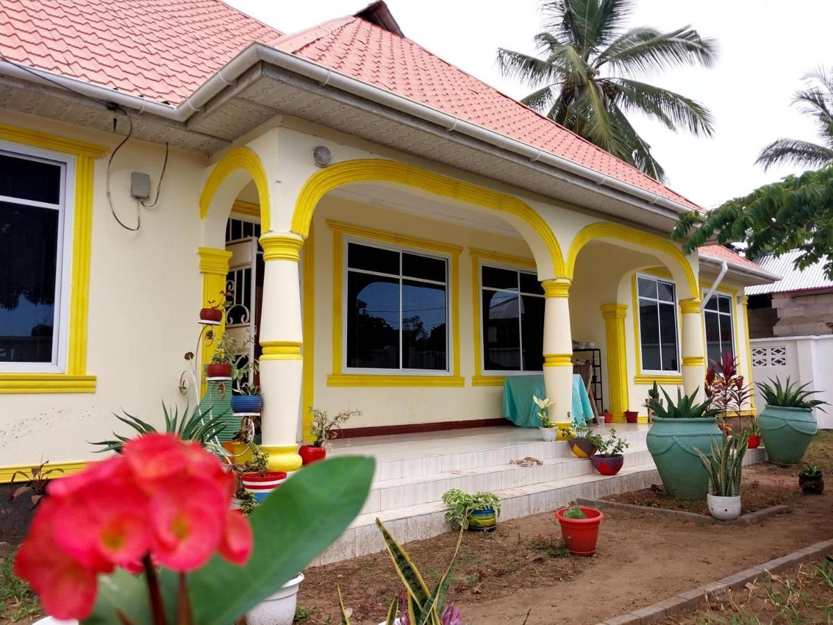 L&J Modern Backpackers Kigamboni Beach House Bed & Breakfast Dar es Salaam Exterior foto