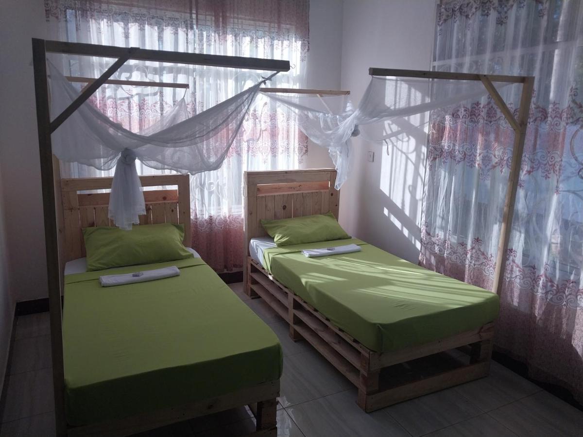 L&J Modern Backpackers Kigamboni Beach House Bed & Breakfast Dar es Salaam Exterior foto